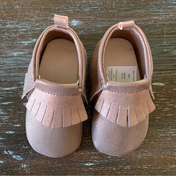 💙3/$12 Pink Glitter Moccasins 6-9 Months - Picture 3 of 8